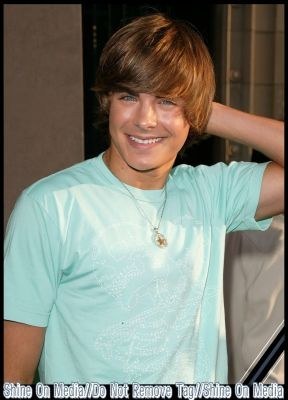 2603_694434761_zac_efron_H082836_L.jpg